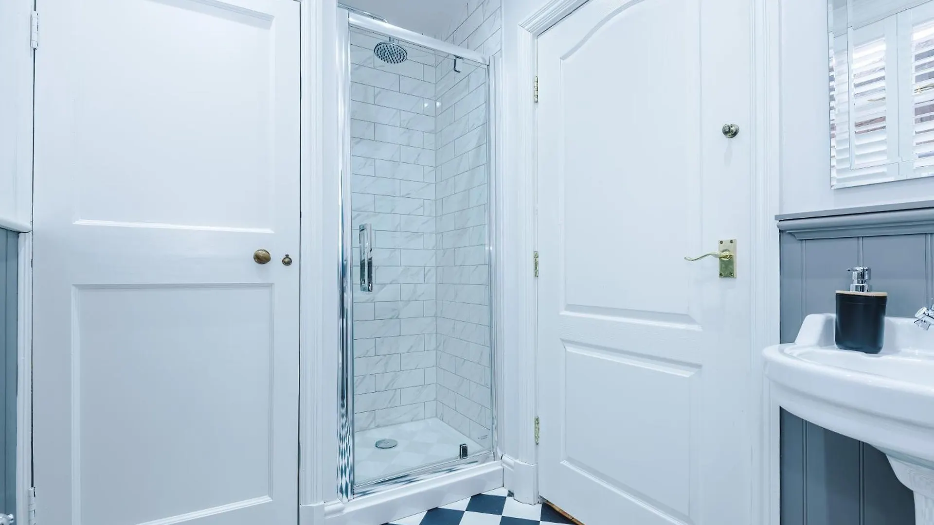 Exquisite York Gem - Garden Daire