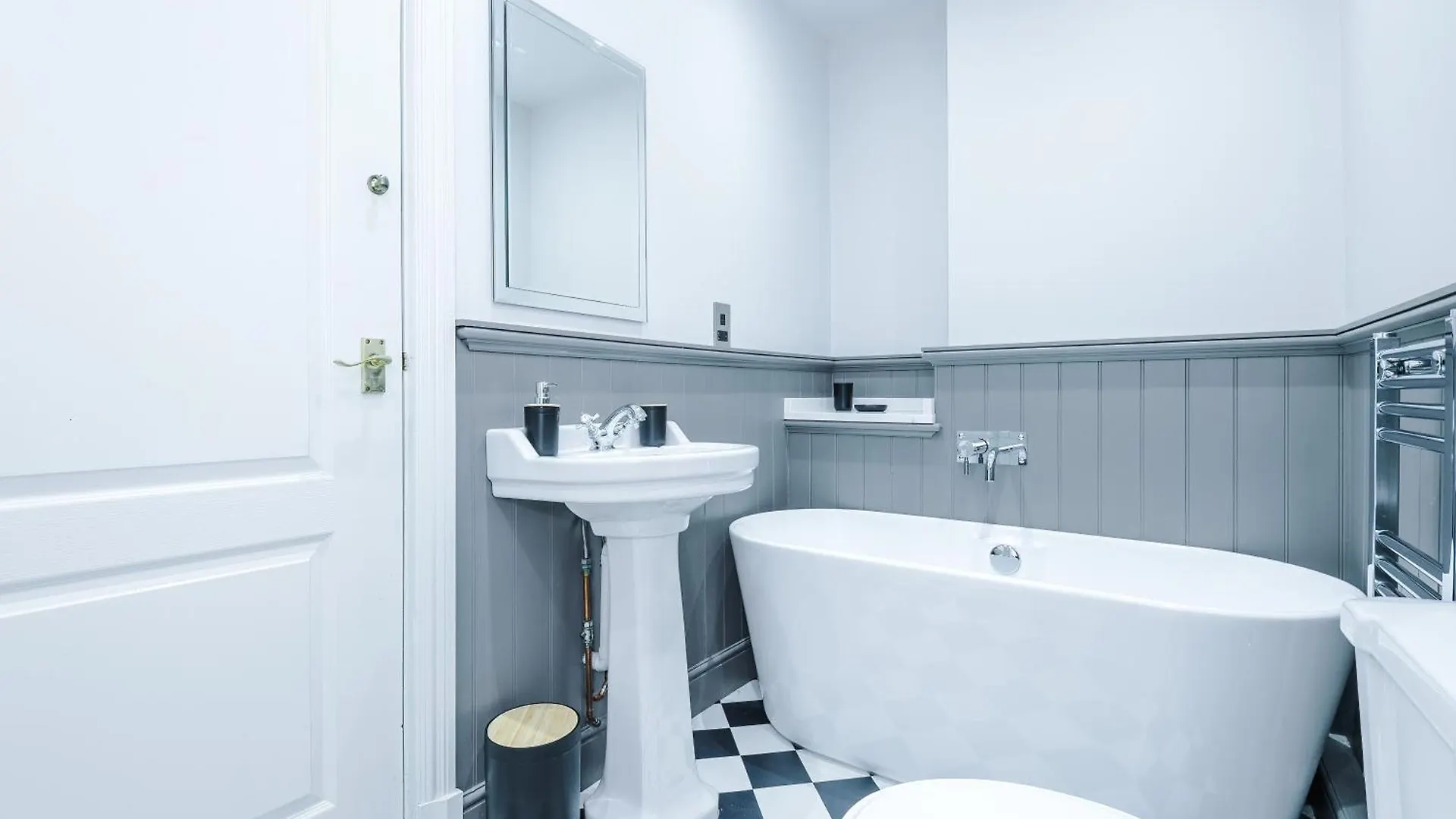 Exquisite York Gem - Garden Daire